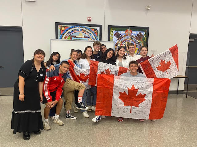 Assumption College Catholic High School, em Windsor, Ontário, Canadá, com a fachada de hera verde característica