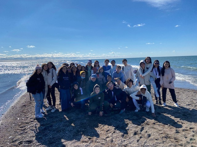 Grupo de estudantes internacionais na beira do Lago Erie em Windsor, Ontário