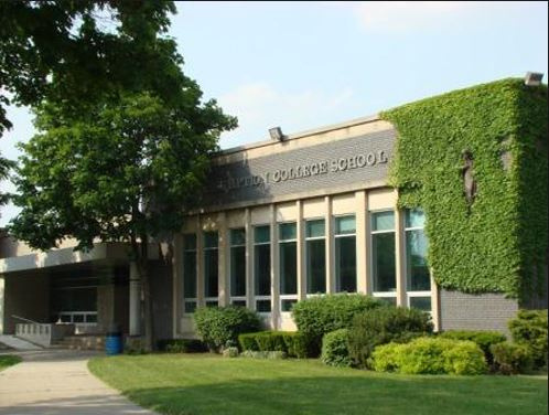 Segunda vista do quarto da residência estudantil da Assumption College em Windsor